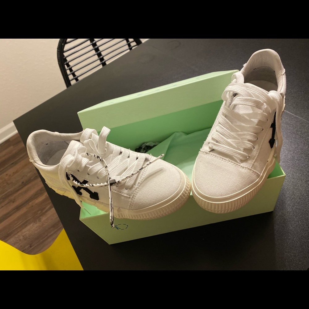 Low vulcanized Canvas Off-White sneakers, brand new, comfortable, stylish